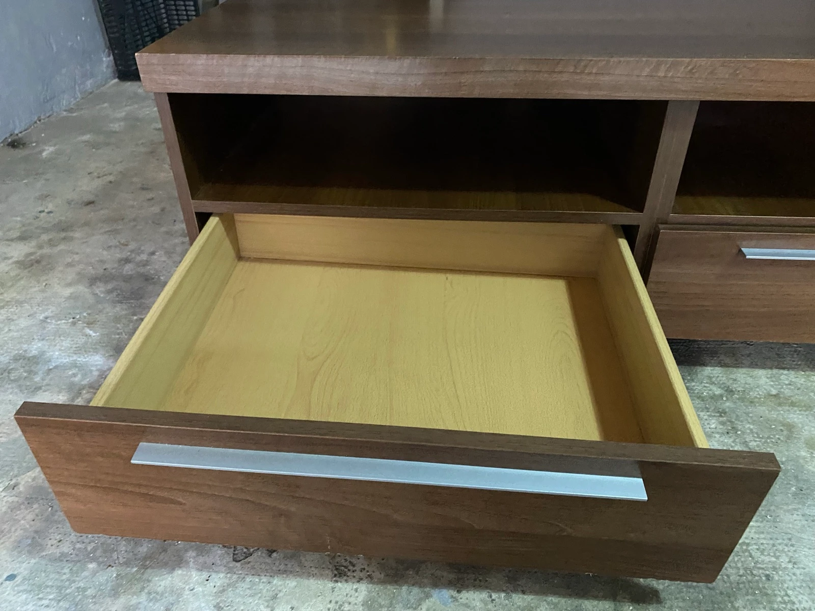 Mueble bajo con ruedas y cajones – photo 4